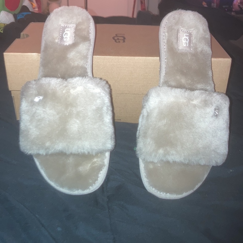 *NEW* Fuzzy UGG slippers in beige